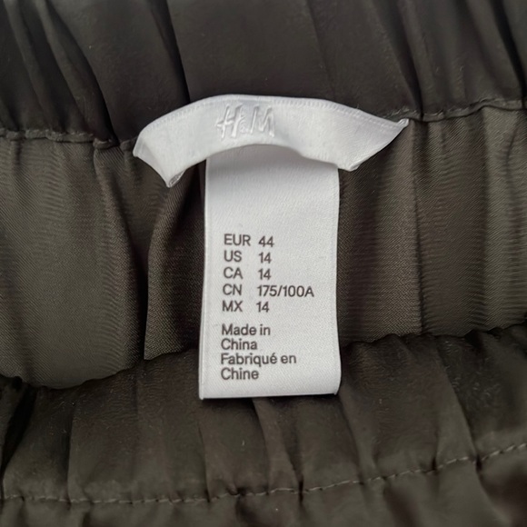 H&M - Off the Shoulder Blouse - Silk/Satin - Deep Dark Green - Picture 5 of 5